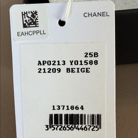 Chanel Beige Caviar Cardholder - Picture 11 of 11